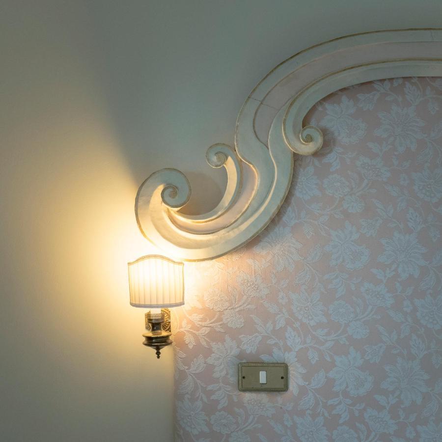 Abano Ritz Hotel Terme Abano Terme Esterno foto A wall light