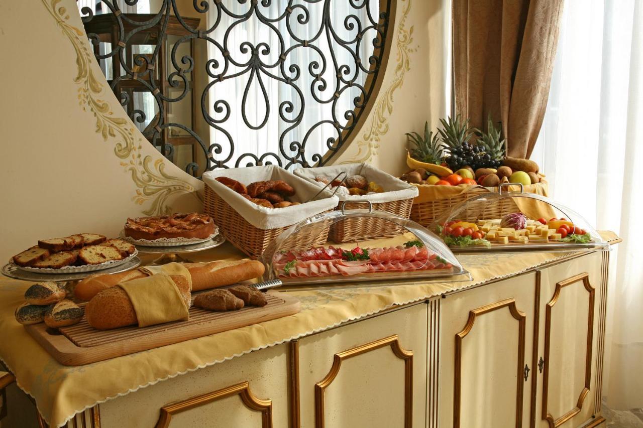 Abano Ritz Hotel Terme Abano Terme Esterno foto A buffet