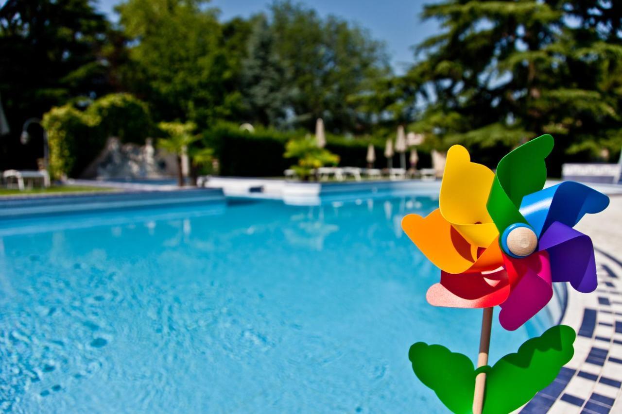 Abano Ritz Hotel Terme Abano Terme Esterno foto A pinwheel in the wind