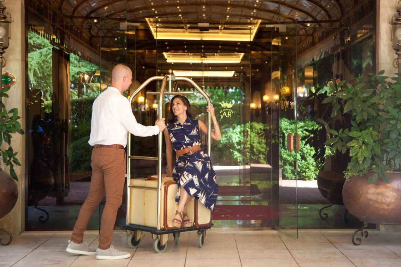 Abano Ritz Hotel Terme Abano Terme Esterno foto A bellboy pushing a luggage cart