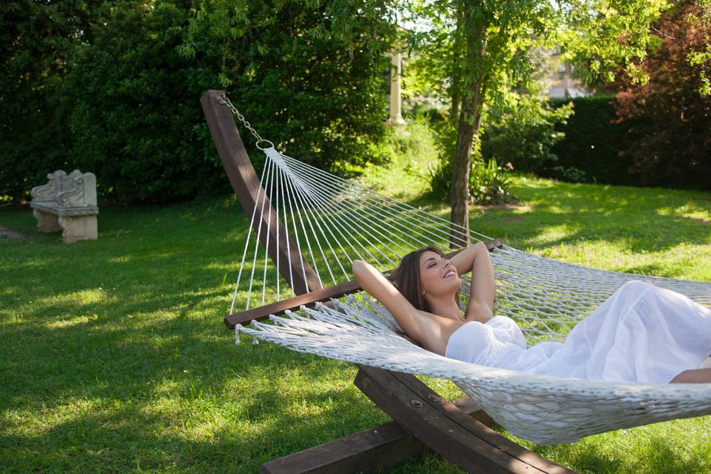 Abano Ritz Hotel Terme Abano Terme Esterno foto A woman relaxing in a hammock